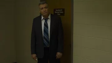 Corbata de rayas azules de Bill Tench (Holt McCallany) en Mindhunter (S02E03)