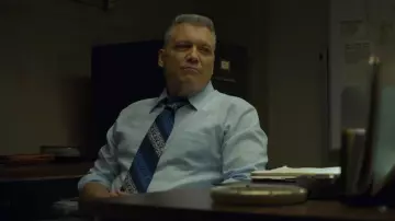 Corbata vintage azul y blanca de Bill Tench (Holt McCallany) en Mindhunter (S02E07)