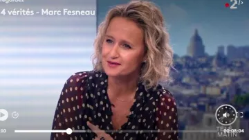 La chemise ample à col lavallière imprimée Marron de Caroline Roux dans Télématin les 4 vérités le 11.09.2019