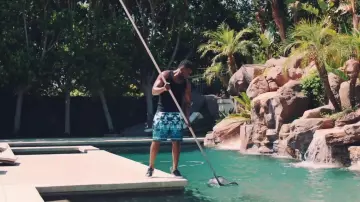 La veste de survêtement de Palme Ange rose fluo de Rauw Alejandro dans son clip Fantasías avec Farruko 