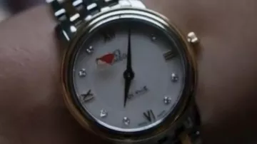 Omega De Ville Prestige montre de Villanelle (Jodie Comer) dans le Meurtre de Veille (S02E01)