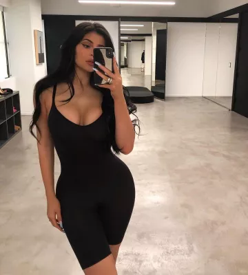 Skims escultura bodysuit medio muslo usado por Kylie Jenner Instagram septiembre 12, 2019