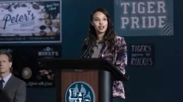 Urbarn Outfitters morris blazer de terciopelo floral usado por Jessica Davis (Alisha Boe) en 13 Reasons Why (S03E12)
