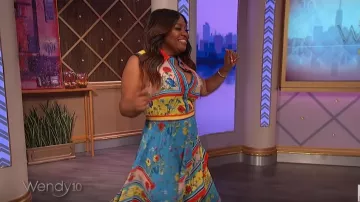 Robe multicolore asymétrique portée par Sherri Shepherd dans l'émission The Wendy Williams Show SEPTEMBER 11, 2019