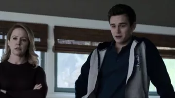Adidas gris climawarm émission équipe veste portée par Justin Foley (Brandon Flynn) dans les 13 Raisons pour lesquelles (S03E13)