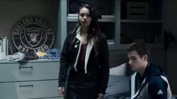 Chaqueta encogida de mezclilla negra ASOS con cuello de lana usada por Jessica Davis (Alisha Boe) en 13 Reasons Why (S03E13)