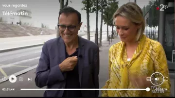 The shirt mustard yellow collar lavalliére Bash worn by Natacha Harry in Télématin the 13.09.2019