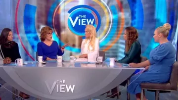 Halston Draped Dress usado por Pamela Anderson en The View septiembre 6, 2019