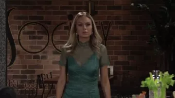 Jonathan simkhai vert en dentelle à manches courtes, robe portée par Abby Newman (Melissa Ordway) comme on le voit sur les Jeunes et Les Agités du 12 septembre 2019