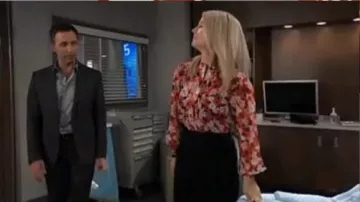 Blusa con estampado floral rojo Reiss usada por Nina Reeves (Cynthia Watros) vista en general Hospital 12 de septiembre de 2019