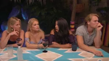 Misa Los Angeles vestido de volantes azul marino sin hombros usado por (Katie Morton) en Bachelor in Paradise (S06E08)
