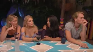 Misa Los Angeles vestido de volantes azul marino sin hombros usado por (Katie Morton) en Bachelor in Paradise (S06E08)