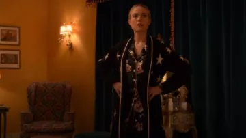 Pijama entubado con estampado floral Olivia Von Halle Lila Meredith usado por Ainsley Howard (Rebecca Rittenhouse) en Cuatro bodas y un funeral (S01E10)