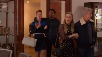 Karen Millen vestido de punto de rayas deportivas azules usado por Zara (Sophia La Porta) en Cuatro bodas y un funeral (S01E10)