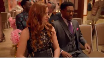 Vestido bodycon de leopardo de Karen Millen usado por Zara (Sophia La Porta) en Cuatro bodas y un funeral (S01E10)