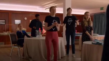 Reiss arla couture détail skinny trousser tulipe rose porté par Gemma (Zoe Boyle) dans Quatre Mariages et un Enterrement (S01E10)