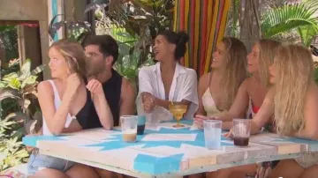 L Space colorblock cutout monoparte en blanco y negro usado por (Hannah Godwin) en Bachelor in Paradise (S06E08)