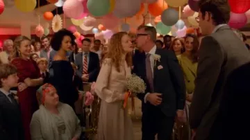 Temperley London parachute paillettes robe de satin porté par Gemma (Zoe Boyle) dans Quatre Mariages et un Enterrement (S01E10)