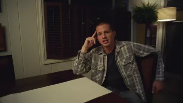 Camisa gris usada por Charlie Puth en el video de YouTube Charlie Puth - Mother [Video Oficial]
