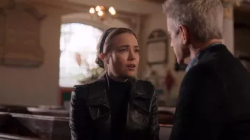 La gabardina de cuero negro Kooples usada por Ainsley Howard (Rebecca Rittenhouse) en Four Weddings and a Funeral Temporada 1 Episodio 10