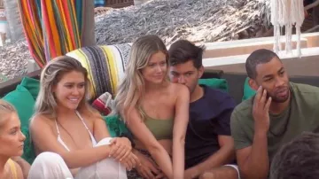 Frankie's Bikinis Verde Oliva Bikini Top de un hombro usado por Hannah Godwin en Bachelor in Paradise Temporada 6 Episodio 8