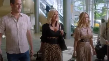 Proenza Schouler Negro corbata con cola de algodón estirado poplin usado por Tori Spelling (Tori Spelling) en BH90210 (S01E06)