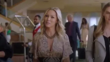 Maje Beige Rachel Maxi vestido usado por Jennie Garth (Jennie Garth) en BH90210 (S01E06)
