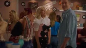 Alice + Olivia Blanc maylee chemisier porté par Tori Orthographe (Tori Orthographe) dans BH90210 (S01E06)