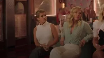 Judith & Charles WHite Tropea Sleeveless Stretch Silk Top usado por Gabrielle Carteris (Gabrielle Carteris) en BH90210 (S01E06)