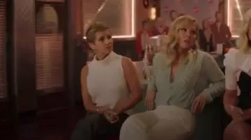 Judith & Charles WHite Tropea Sleeveless Stretch Silk Top usado por Gabrielle Carteris (Gabrielle Carteris) en BH90210 (S01E06)