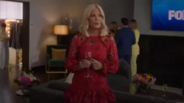 Vestido fransisca rojo de Alexis usado por Tori Spelling (Tori Spelling) en BH90210 (S01E06)