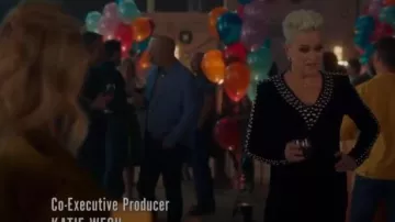 Mini vestido de terciopelo con tachuelas negros de Balmain usado por Christine Elise (Christine Elise McCarthy) en BH90210 (S01E06)