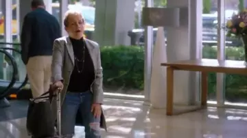 Abrigo RtA Grey Jameson usado por Gabrielle Carteris (Gabrielle Carteris) en BH90210 (S01E06)