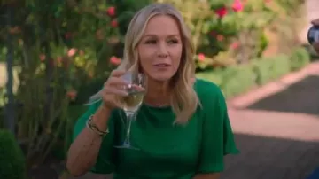 Maje Green Rovana vestido de satén asimétrico con volantes usado por Jennie Garth (Jennie Garth) en BH90210 (S01E06)