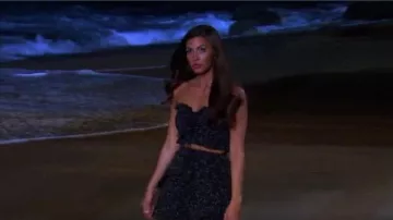 Lulus Negro estampado ruffle strapless crop top usado por (Angela Amezcua) en Bachelor in Paradise (S06E09)