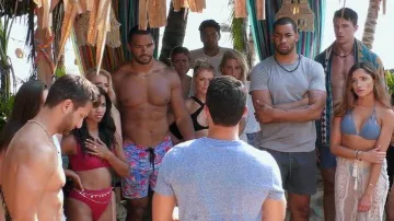 L*Space Pink cuello partido bikini top usado por la concursante (Katie Morton) en Bachelor in Paradise (S06E09)