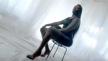 Las sandalias negras de tacón con tacón que lleva Aya Nakamura en Aya Nakamura - Soldado (Clip Oficial)