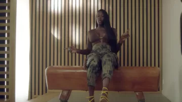 Los pantalones holgados de camuflaje militar verde usados por Aya Nakamura en Aya Nakamura - Soldado (Clip Oficial)