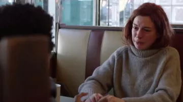 Grey sweater worn by Lexi (Anne Hathaway) in Modern Love (S01)