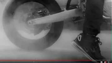 Sneaker Nike in the music video Kalash-JTC feat. Damso(Clip Officiel)