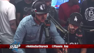La casquette de Nekfeu dans sa vidéo Enorme freestyle de Nekfeu #PlanèteRap