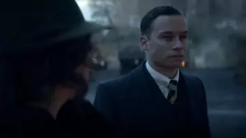 La cravate rayée bleue et jaune de Michael Gray (Finn Cole) dans Peaky Blinders (S05E03)