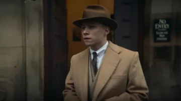 Le chapeau marron de Michael Gray (Finn Cole) dans Peaky Blinders (S05E02)