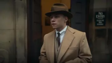 Le chapeau marron de Michael Gray (Finn Cole) dans Peaky Blinders (S05E02)