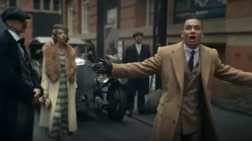 Le manteau camel de Michael Gray (Finn Cole) dans Peaky Blinders Saison 5 Episode 2