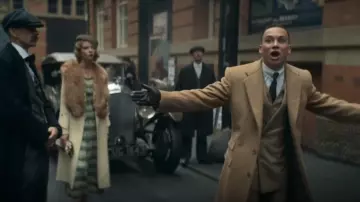 Le manteau camel de Michael Gray (Finn Cole) dans Peaky Blinders Saison 5 Episode 2