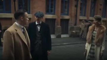 Le manteau col fourrure de Gina Gray (Anya Taylor-Joy) dans Peaky Blinders (S05E02)