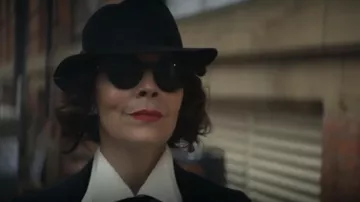 Sunglasses black Polly Gray (Helen McCrory) in Peaky Blinders (S05E02)