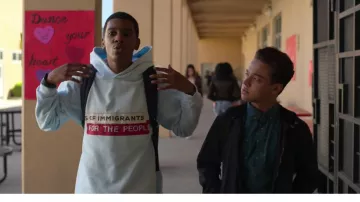 Le sweatshirt bleu "Kids for Immigrants" de Jamal Turner (Brett Gray) dans On My Block (S02E04)