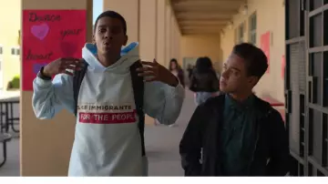 Le sweatshirt bleu "Kids for Immigrants" de Jamal Turner (Brett Gray) dans On My Block (S02E04)